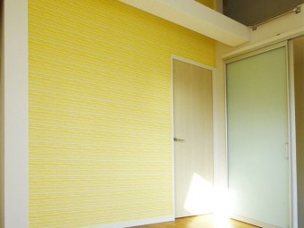 パステルカラーの間仕切り壁で圧迫感のない快適空間に